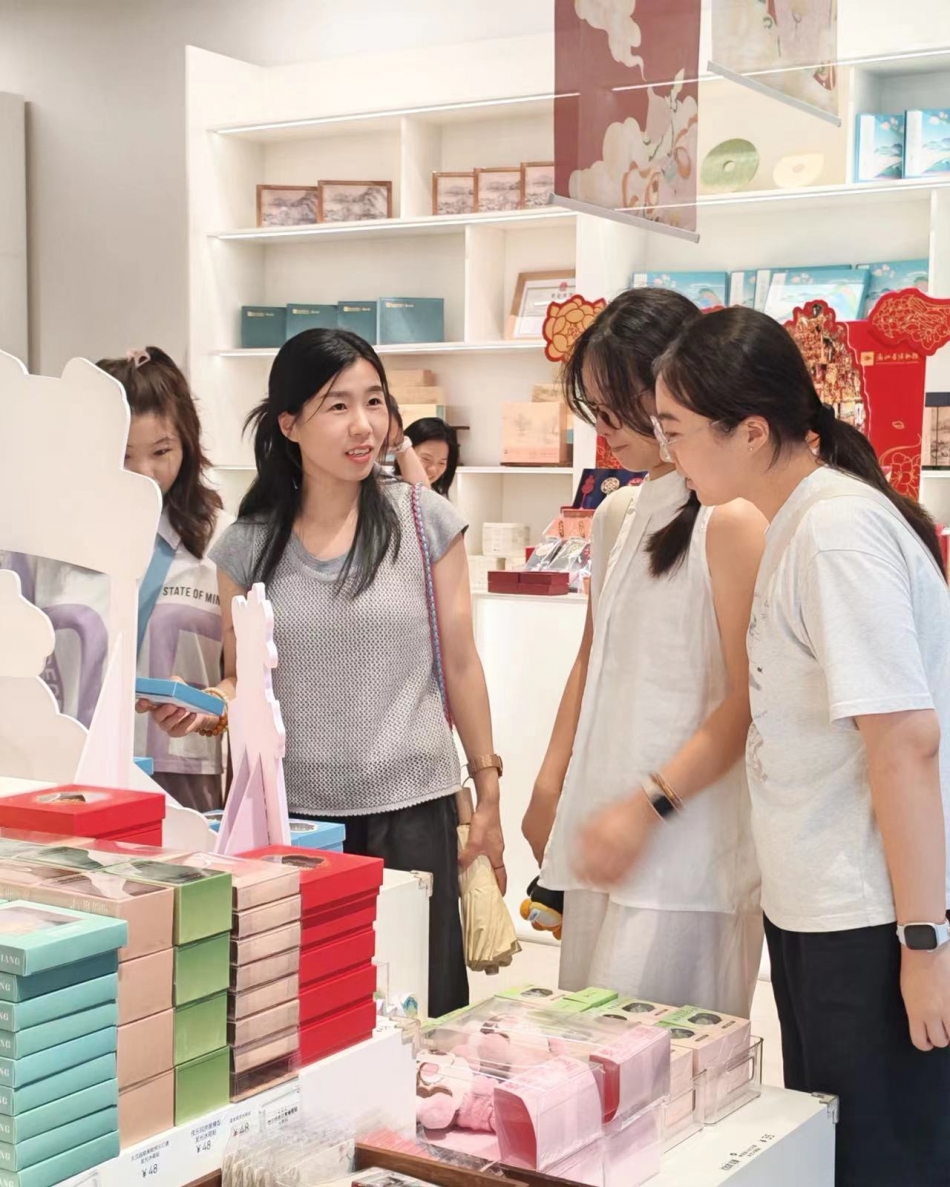 在南京博物院，视传老师向学生进行设计讲解.JPG