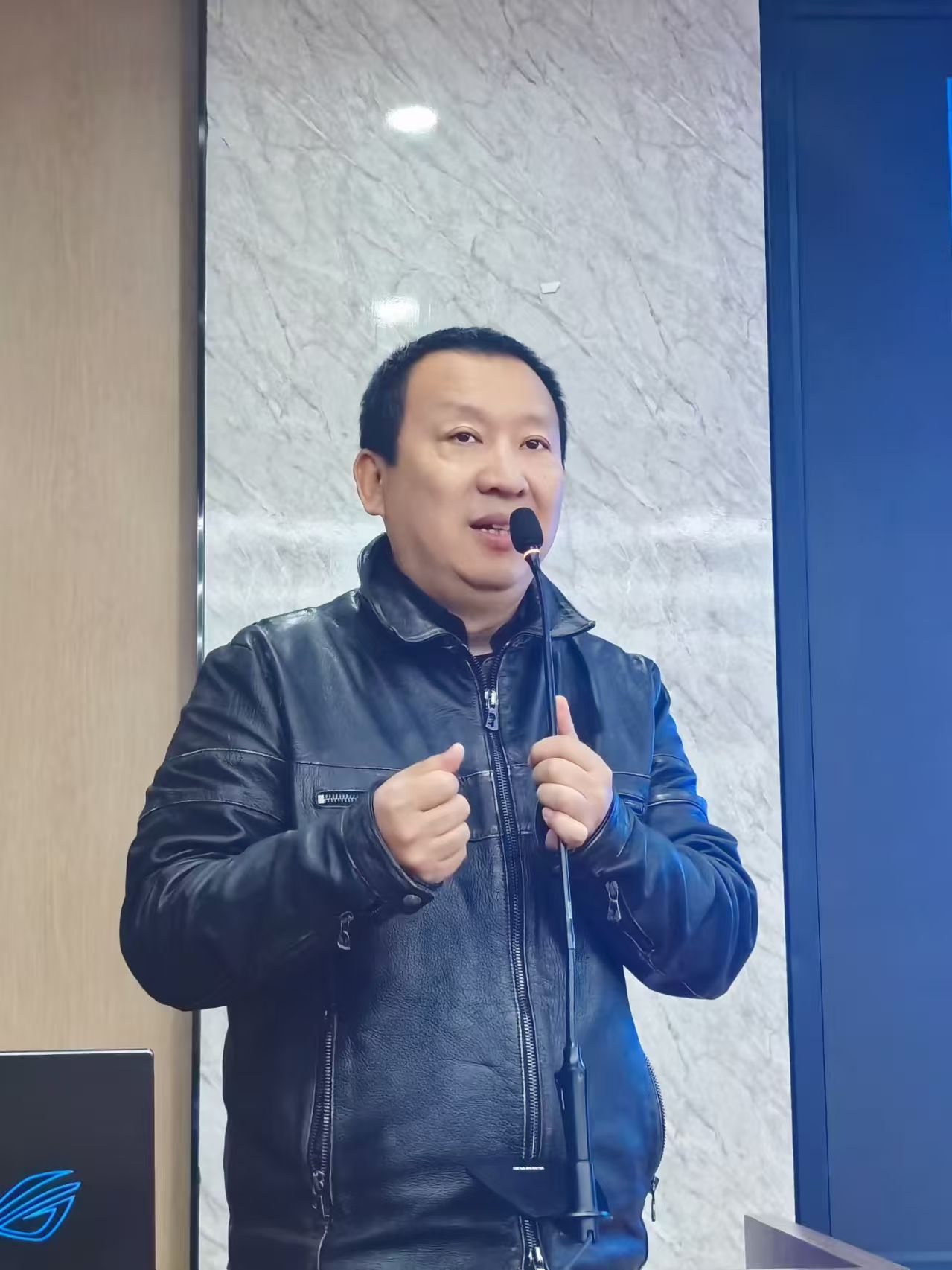 伟德国际1946源于英国成功举办《从媒体实验室到公共场域——张小涛的数字艺术实践》专题讲座